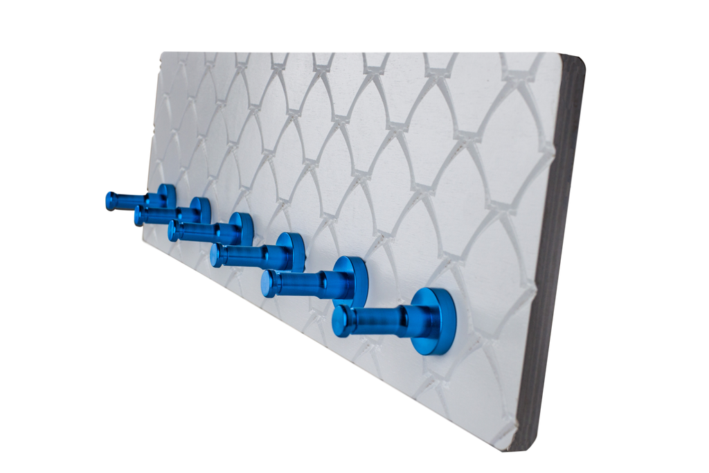 Planche murale avec crochets